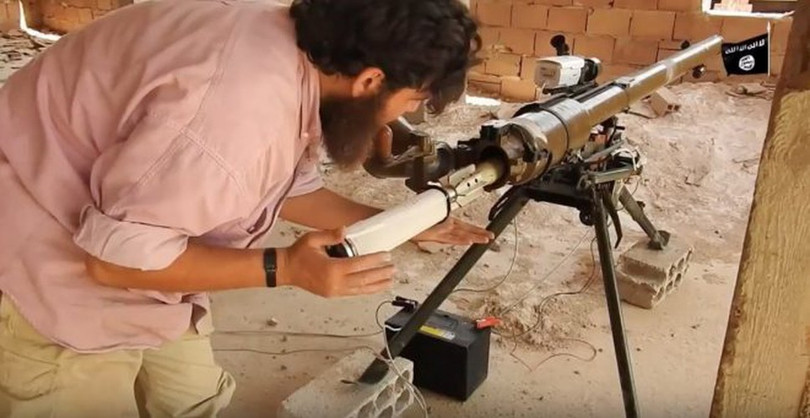 Khốc liệt tại Syria, binh sĩ vác pháo không giật lên vai để khai hỏa