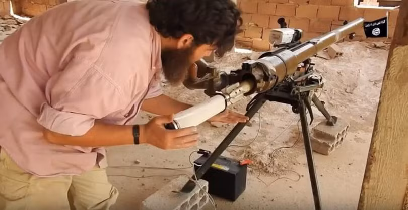 Khốc liệt tại Syria, binh sĩ vác pháo không giật lên vai để khai hỏa