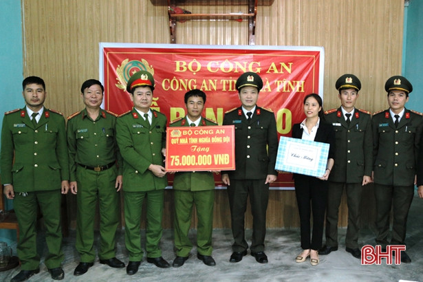 Bàn giao nhà tình nghĩa cho cán bộ công an có hoàn cảnh đặc biệt khó khăn