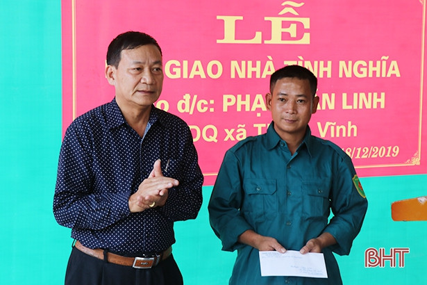 Trao nhà tình nghĩa cho chiến sỹ dân quân tự vệ khó khăn