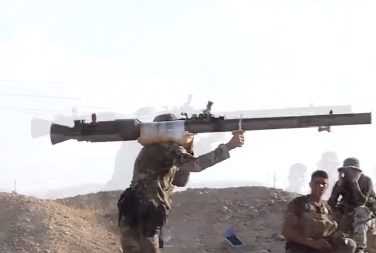 Khốc liệt tại Syria, binh sĩ vác pháo không giật lên vai để khai hỏa