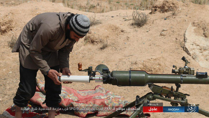 Khốc liệt tại Syria, binh sĩ vác pháo không giật lên vai để khai hỏa