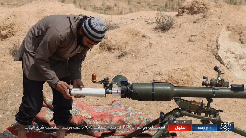 Khốc liệt tại Syria, binh sĩ vác pháo không giật lên vai để khai hỏa