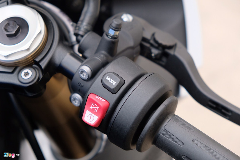 Các công nghệ trên BMW S 1000 RR 2019 bao gồm: kiểm soát chống bốc đầu (DTC Wheelie Function), kiểm soát lực kéo (Traction Control), hỗ trợ tăng tốc nhanh (Launch Control), hỗ trợ phanh khẩn cấp, kiểm soát hành trình, hỗ trợ sang số nhanh, hỗ trợ khởi hành ngang dốc, cảnh báo áp suất lốp… Cận cảnh mô tô BMW S 1000 RR 2019 giá 1,1 tỷ tại Việt Nam