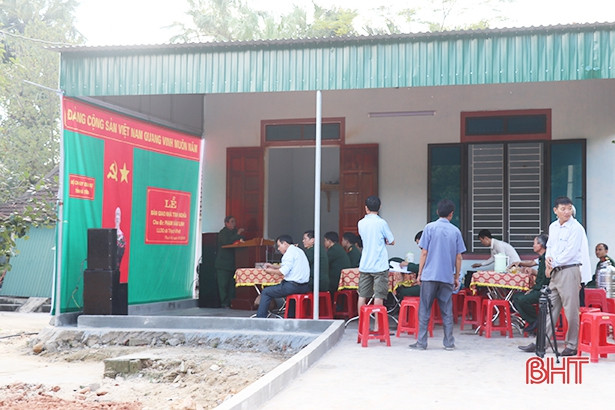 Trao nhà tình nghĩa cho chiến sỹ dân quân tự vệ khó khăn