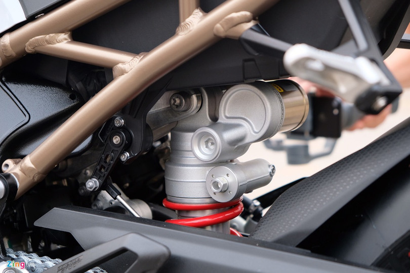 Ở phía trước, S 1000 RR 2019 được trang bị hệ thống giảm xóc hành trình ngược đường kính 45 mm của Marzocchi. Hệ thống treo sau cũng của Marzocchi dạng Full Floater Pro thế hệ mới là nâng cấp đáng chú ý trên S 1000 RR đời mới. Hệ thống treo này được giới thiệu mang đến độ bám đường cao hơn và cải thiện cảm giác lái. Cận cảnh mô tô BMW S 1000 RR 2019 giá 1,1 tỷ tại Việt Nam