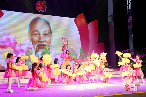 Gần 1.000 học sinh tiểu học ở TP Hà Tĩnh vui hội “Trang sử em yêu”
