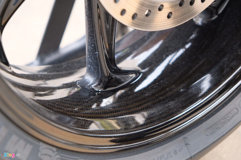 So với bản Race, BMW S 1000 RR M Performance có thêm yên xe thể thao M, bộ điều chỉnh khung và gắp xe M, bộ mâm carbon M và bình ắc-quy siêu nhẹ M. Nhờ những thay đổi này, S 1000 RR M Performance nhẹ hơn 3,5 kg so với bản tiêu chuẩn. Cận cảnh mô tô BMW S 1000 RR 2019 giá 1,1 tỷ tại Việt Nam