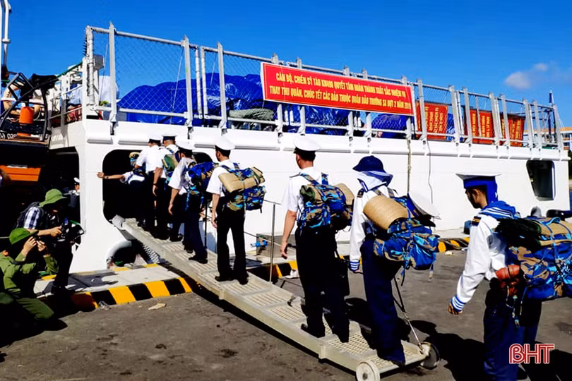 Xúc động giây phút tiễn các chiến sỹ ra Trường Sa làm nhiệm vụ