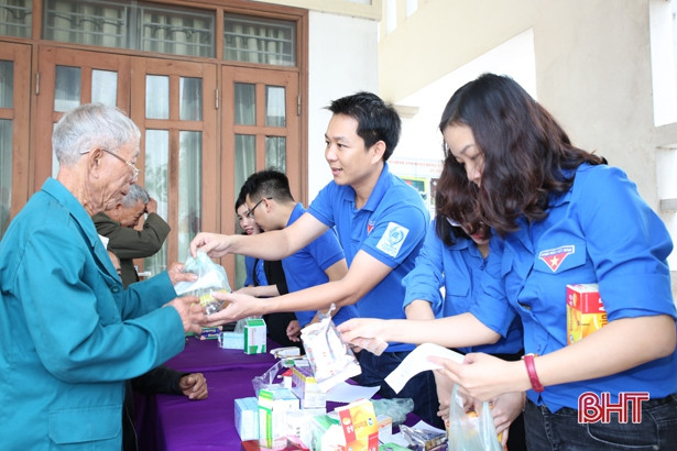 Khám, cấp thuốc miễn phí cho 500 người dân xã Kỳ Khang