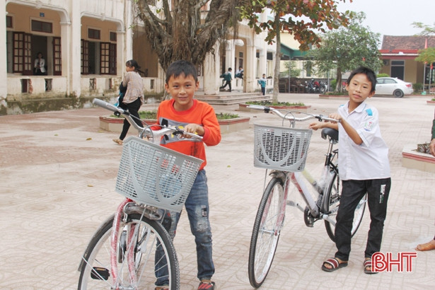 Trao quà cho 283 học sinh nghèo Can Lộc