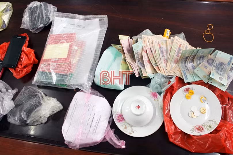 Bắt 14 con bạc thâu đêm suốt sáng với trò đỏ đen