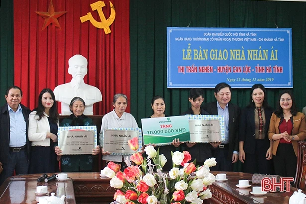 Đoàn ĐBQH Hà Tĩnh bàn giao nhà nhân ái cho gia đình hoàn cảnh khó khăn