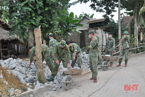Hơn 100 chiến sỹ Trung đoàn 841 giúp Sơn Giang làm nông thôn mới