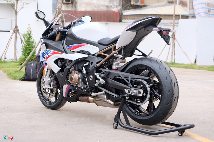 Theo anh Nguyễn Duy Sử, khách hàng đầu tiên sở hữu BMW S 1000 RR 2019 tại Việt Nam, mẫu superbike thế hệ mới có thiết kế đẹp hơn, động cơ mạnh mẽ hơn và hiện đại hơn đời cũ. Tuy nhiên, việc loại bỏ đèn pha kiểu “mắt lé” làm cho những fan của dòng xe “cá mập” cảm thấy tiếc nuối. Cận cảnh mô tô BMW S 1000 RR 2019 giá 1,1 tỷ tại Việt Nam