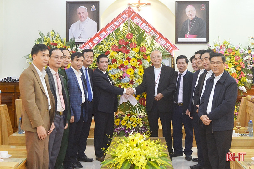 Lãnh đạo tỉnh chúc mừng Giáng sinh Tòa giám mục Giáo phận Hà Tĩnh