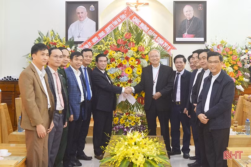 Lãnh đạo tỉnh chúc mừng Giáng sinh Tòa giám mục Giáo phận Hà Tĩnh