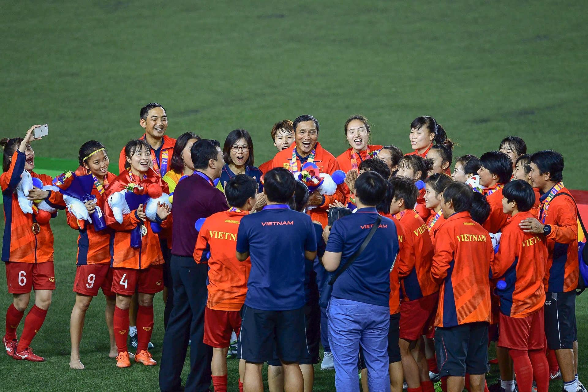 Mồ hôi, máu và nước mắt đưa tuyển nữ Việt Nam gặt vàng SEA Games
