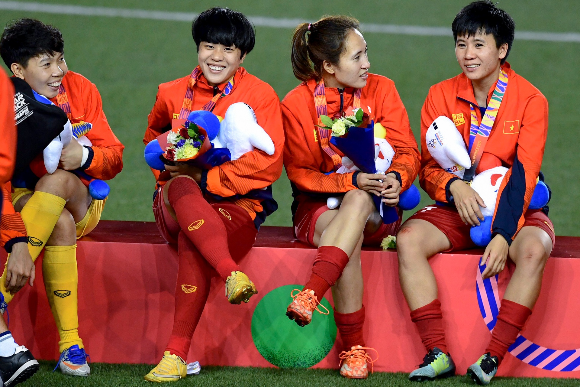 Mồ hôi, máu và nước mắt đưa tuyển nữ Việt Nam gặt vàng SEA Games