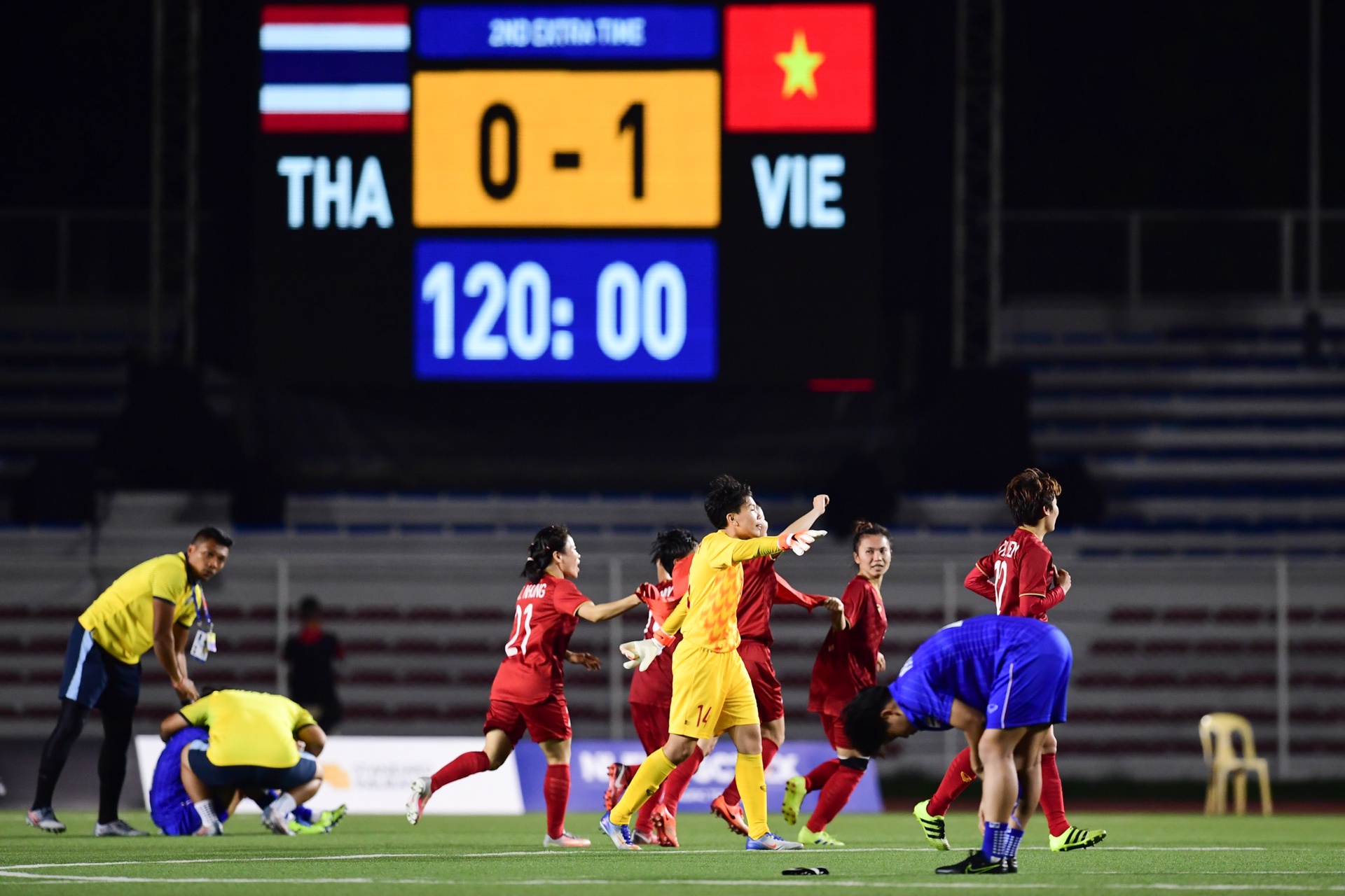 Mồ hôi, máu và nước mắt đưa tuyển nữ Việt Nam gặt vàng SEA Games