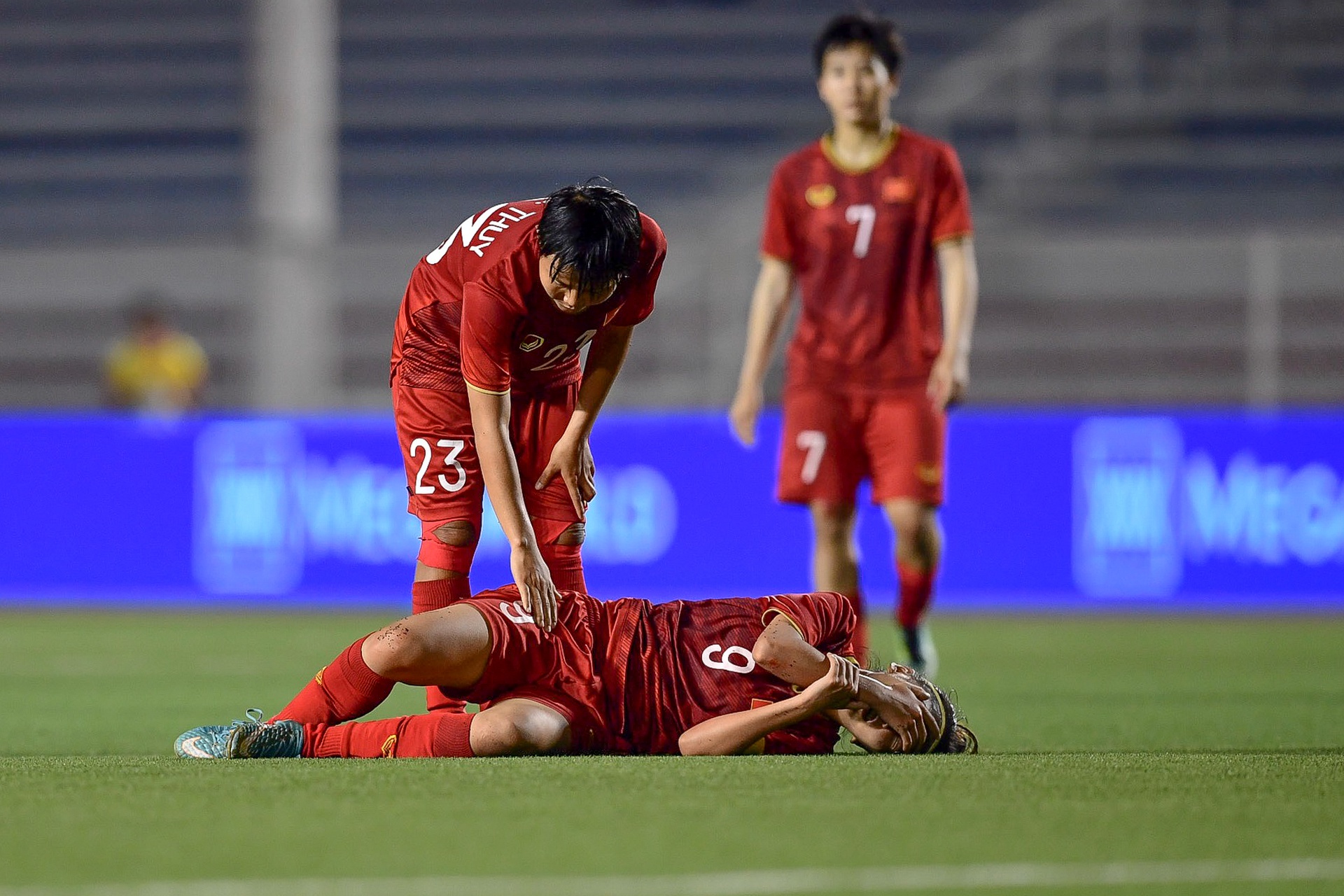Mồ hôi, máu và nước mắt đưa tuyển nữ Việt Nam gặt vàng SEA Games