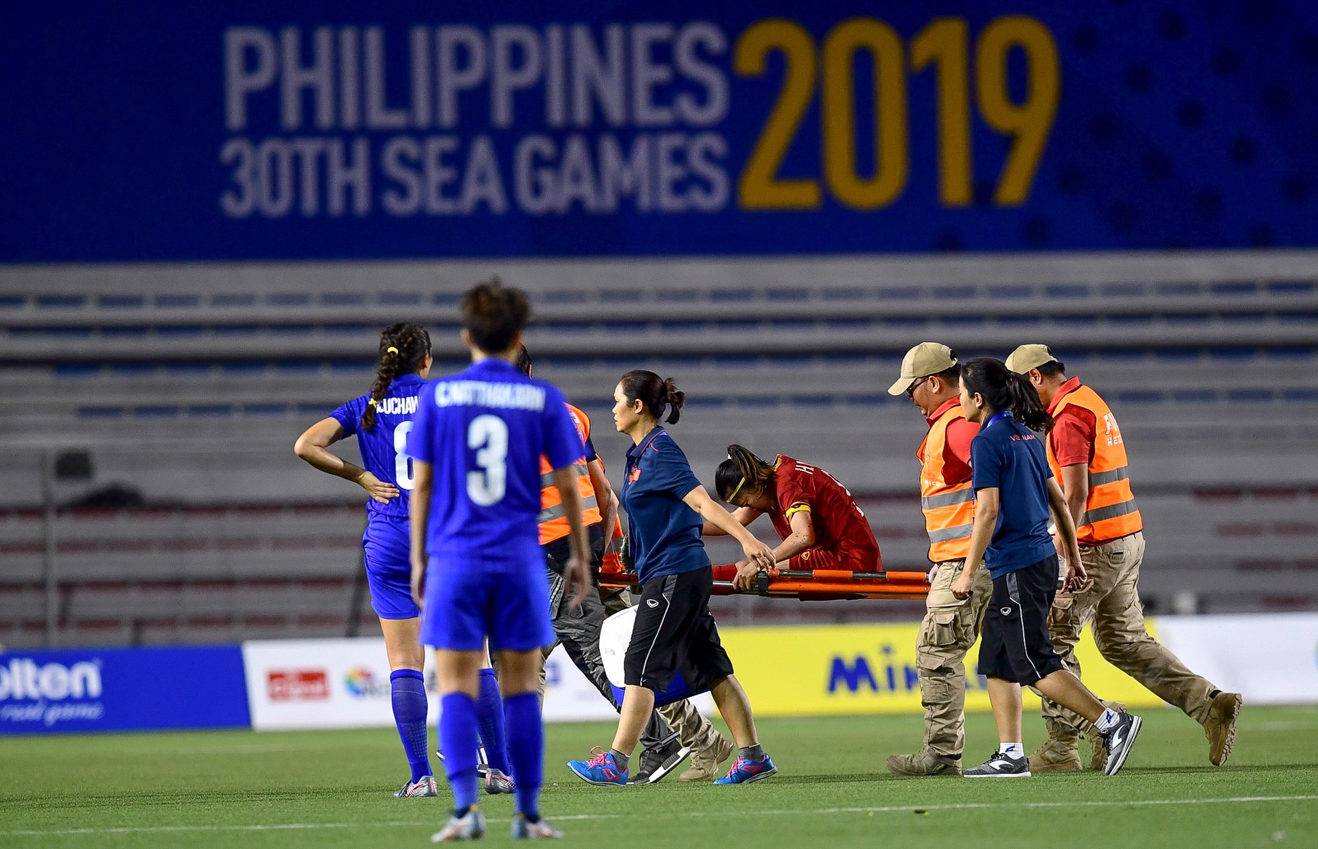 Mồ hôi, máu và nước mắt đưa tuyển nữ Việt Nam gặt vàng SEA Games