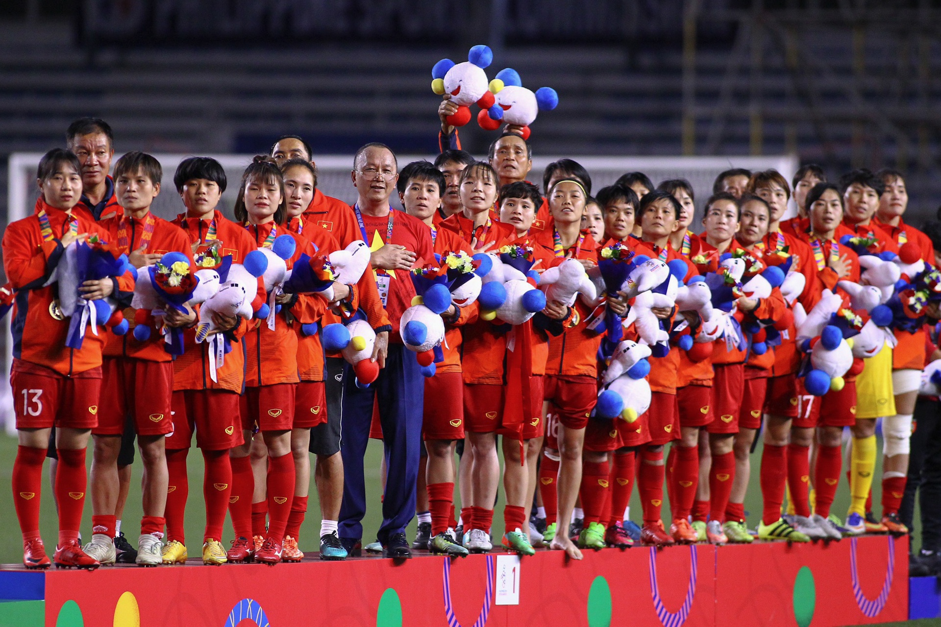 Mồ hôi, máu và nước mắt đưa tuyển nữ Việt Nam gặt vàng SEA Games