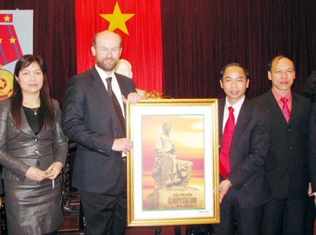 Phó Chủ tịch UBND tỉnh Nguyễn Thiện tặng bức tranh “Đại thi hào Nguyễn Du" cho ngài Đại sứ Australia Allaster Cox