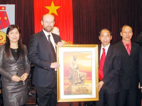 Phó Chủ tịch UBND tỉnh Nguyễn Thiện tặng bức tranh “Đại thi hào Nguyễn Du" cho ngài Đại sứ Australia Allaster Cox