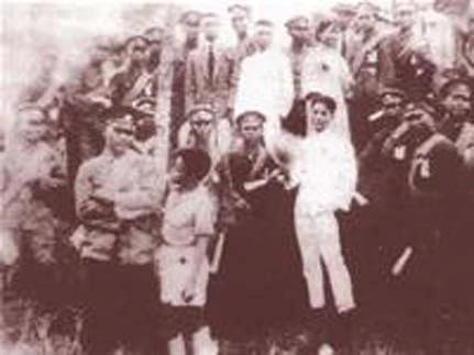 Anh Lý Tự Trọng (người mặc quần soóc) cùng các đoàn viên cộng sản đầu tiên