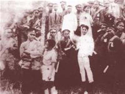 Anh Lý Tự Trọng (người mặc quần soóc) cùng các đoàn viên cộng sản đầu tiên