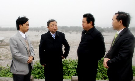 Chủ tịch UBND tỉnh Võ Kim Cự và đoàn kiểm khu vực nuôi trồng thủy sản của xã Thạch Hạ