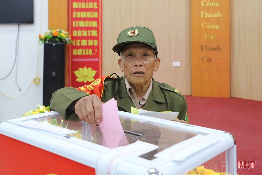 Không khí bầu cử tại khu vực bỏ phiếu số 32 diễn ra phấn khởi, dân chủ và trách nhiệm. Nhiều cử tri bày tỏ niềm tin vào thành công của cuộc bầu cử cũng như kỳ vọng các đại biểu trúng cử sẽ đại diện cho ý chí, nguyện vọng của Nhân dân, đóng góp tích cực vào sự phát triển của địa phương và đất nước.