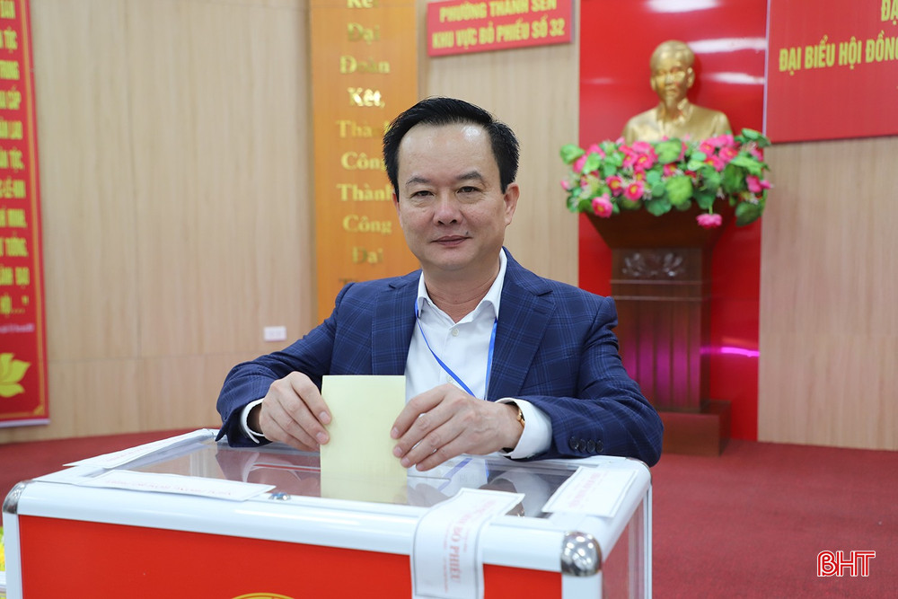 Phó Chủ tịch Thường trực UBND tỉnh Trần Báu Hà vinh dự là cử tri thực hiện bỏ lá phiếu đầu tiên tại khu vực bầu cử số 32, phường Thành Sen.