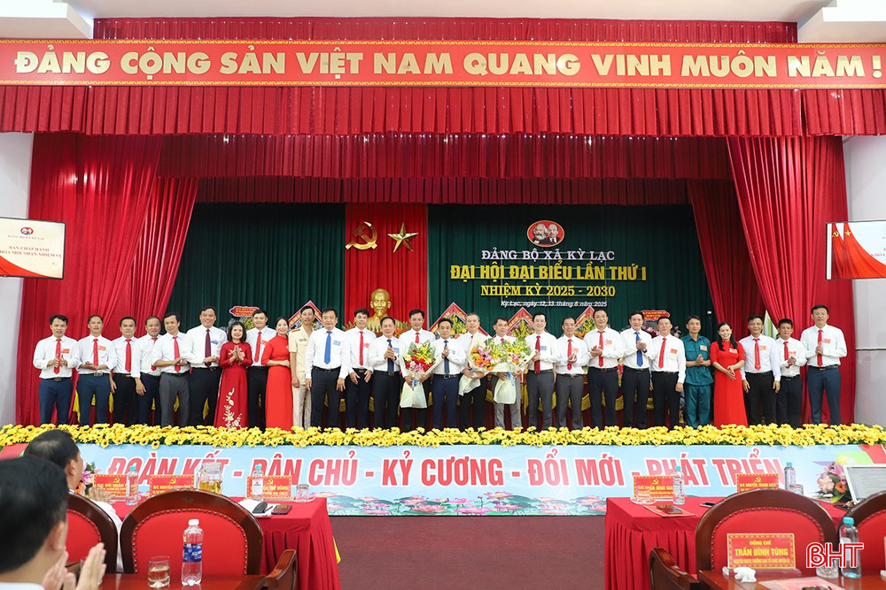 Phó Bí thư Thường trực Tỉnh ủy Trần Thế Dũng và lãnh đạo tỉnh tặng hoa chúc mừng Ban Chấp hành Đảng bộ xã Kỳ Lạc nhiệm kỳ 2025 - 2030. bqbht_br_9000.jpg