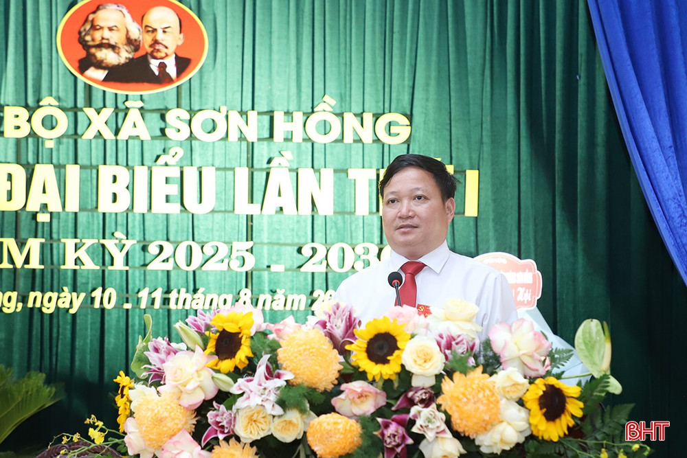 Bí thư Đảng ủy, Chủ tịch HĐND xã Sơn Hồng Nguyễn Thành Đồng trình bày dự thảo báo cáo chính trị. bqbht_br_1000.jpg
