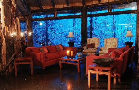 Độc đáo nhà nghỉ hình ngọn núi lửa phun trào nước quanh năm