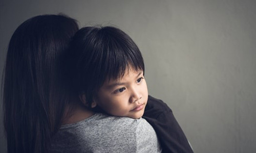 Đứa trẻ không biết kiểm soát cảm xúc là tấm gương phản chiếu cha mẹ. Ảnh: Toronto.com. Con hay cáu giận, cha mẹ nên xem lại mình