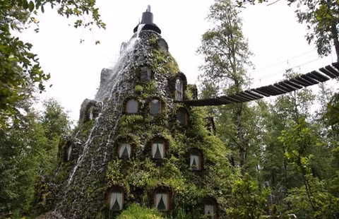 Độc đáo nhà nghỉ hình ngọn núi lửa phun trào nước quanh năm