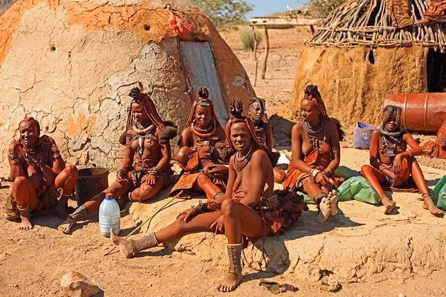 Bộ tộc kỳ lạ nơi phụ nữ để ngực trần, cả đời không tắm bằng nước