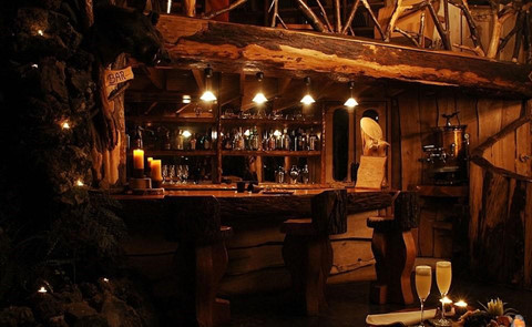 Độc đáo nhà nghỉ hình ngọn núi lửa phun trào nước quanh năm