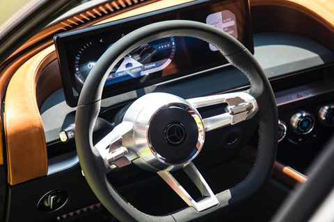 Cung cấp năng lượng cho 3 động cơ điện là khối pin 55 kWh và bộ sạc 150 kW được đặt ở trục bánh trước. Khối pin này có thể cung cấp năng lượng cho quãng đường 250 km ở chế độ EV. “Họ hàng” nhà Mercedes-Benz ra mắt siêu xe mạnh 1.200 mã lực