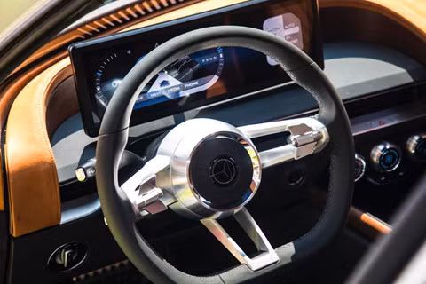 Cung cấp năng lượng cho 3 động cơ điện là khối pin 55 kWh và bộ sạc 150 kW được đặt ở trục bánh trước. Khối pin này có thể cung cấp năng lượng cho quãng đường 250 km ở chế độ EV. “Họ hàng” nhà Mercedes-Benz ra mắt siêu xe mạnh 1.200 mã lực