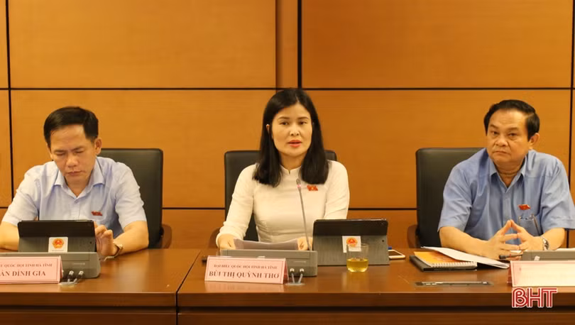 Trưởng đoàn ĐBQH Hà Tĩnh điều hành thảo luận tổ về các dự án luật, nghị quyết