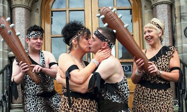 Chụp ảnh cưới đến “thổ dân“ cũng phải bật cười