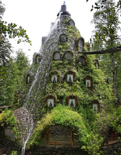 Độc đáo nhà nghỉ hình ngọn núi lửa phun trào nước quanh năm