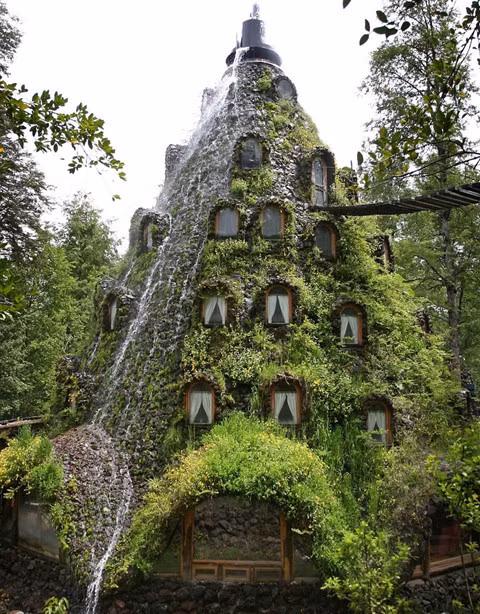 Độc đáo nhà nghỉ hình ngọn núi lửa phun trào nước quanh năm