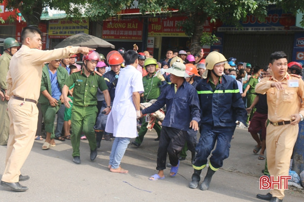 Sập nhà lúc tháo dỡ ở TP Hà Tĩnh, 2 người bị thương