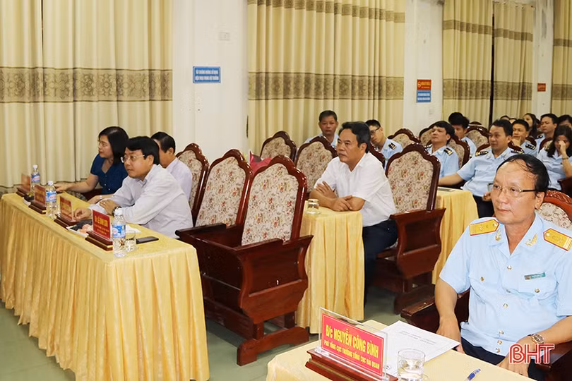 Trao quyết định bổ nhiệm Cục trưởng Cục Hải quan Hà Tĩnh