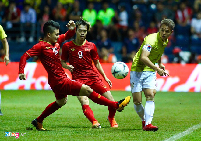 Tuyển Việt Nam gặp nhiều khó khăn trước lối chơi rắn của chủ nhà. Ảnh: Quang Thịnh. Tuyển Việt Nam đánh bại Thái Lan, vào chung kết Kings Cup